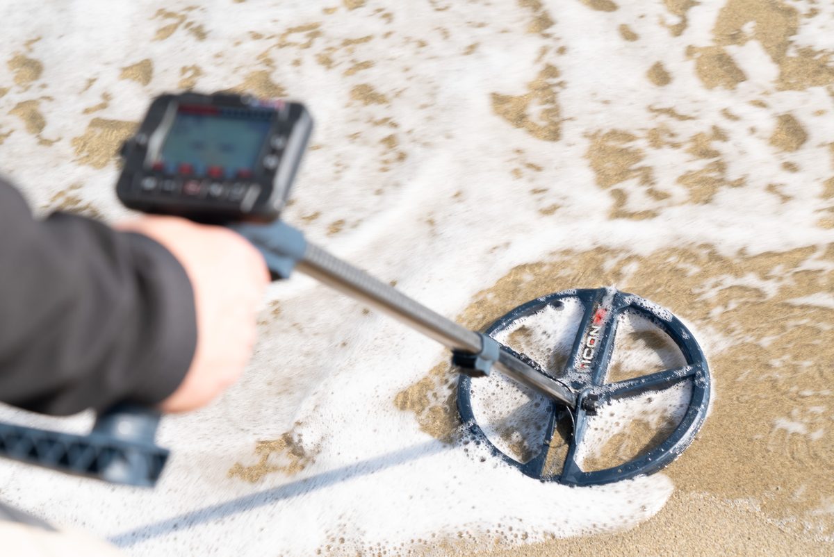 Schijf van de XP ICON in de branding op het strand