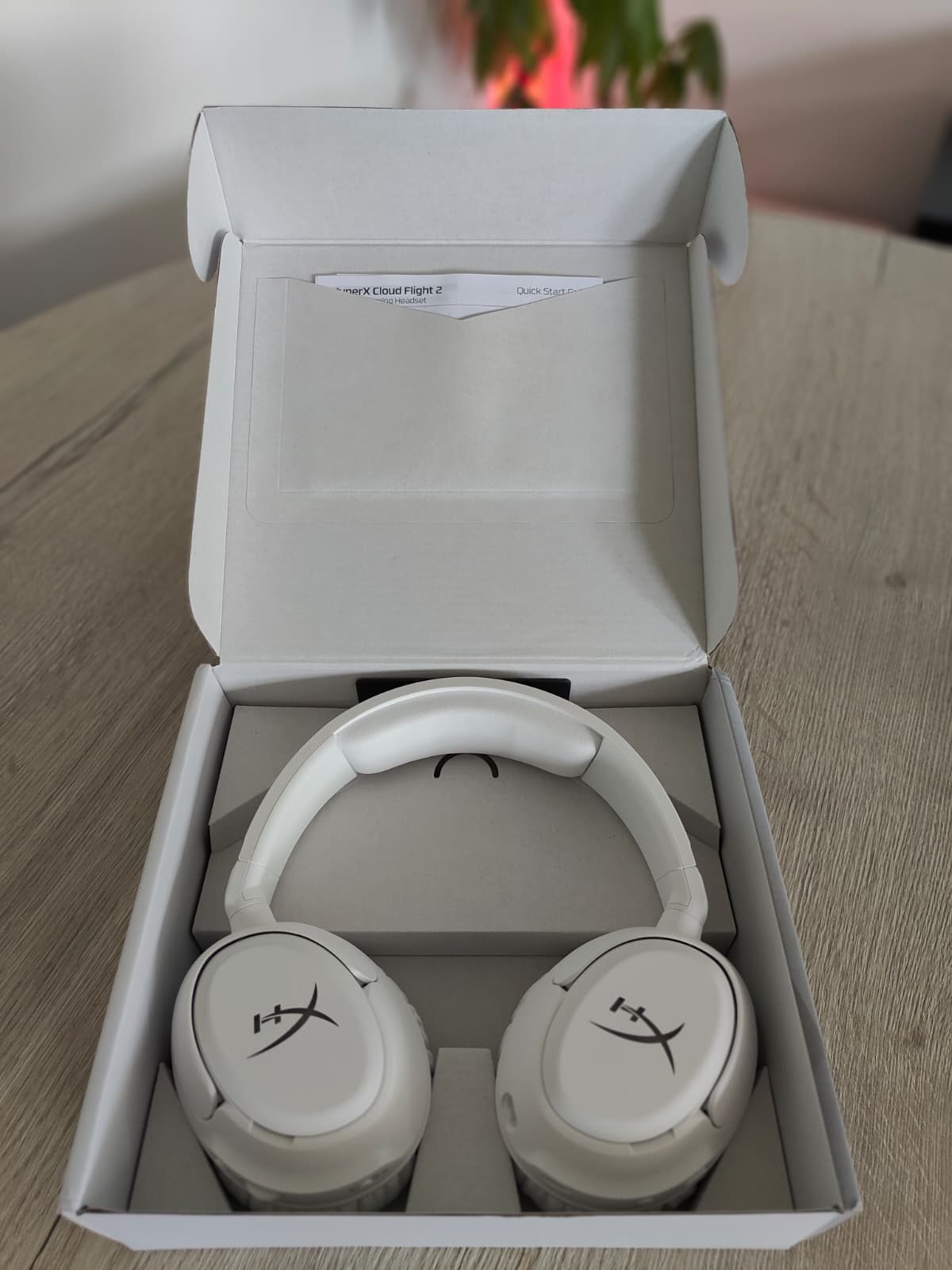 Geopende doos met de witte HyperX Cloud Flight 2 bovenop