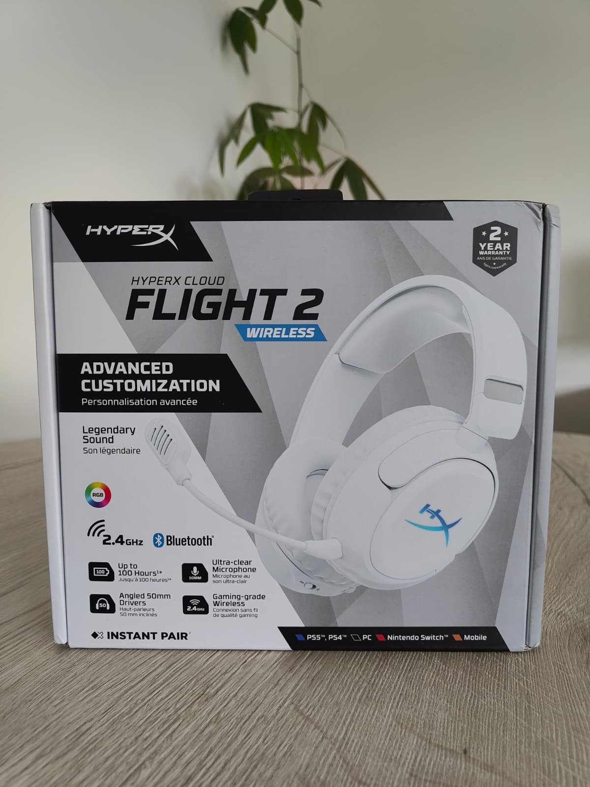 Voorkant van de doos van de HyperX Cloud Flight 2 Wireless in het wit