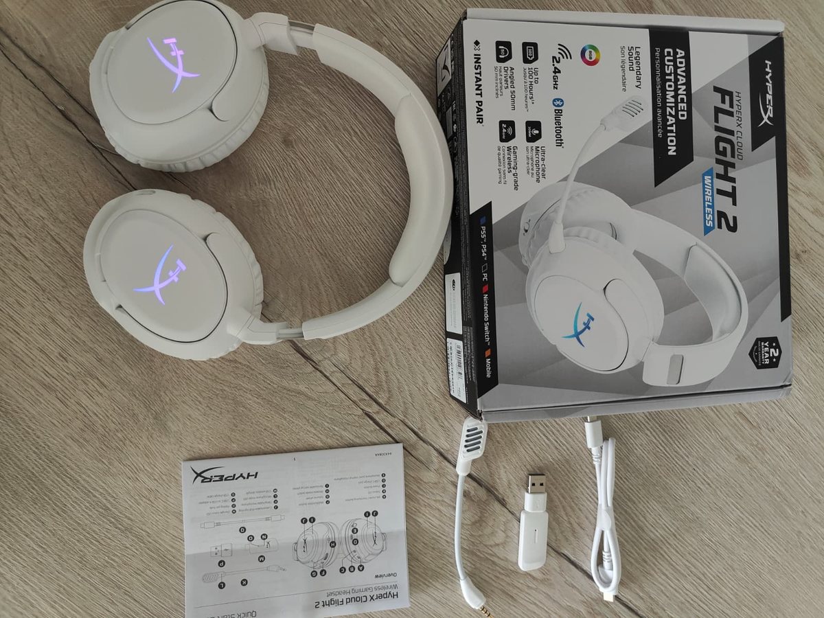 Inhoud van de doos: de witte headset, de handleiding, de losse microfoon, de dongle en de oplaadkabel