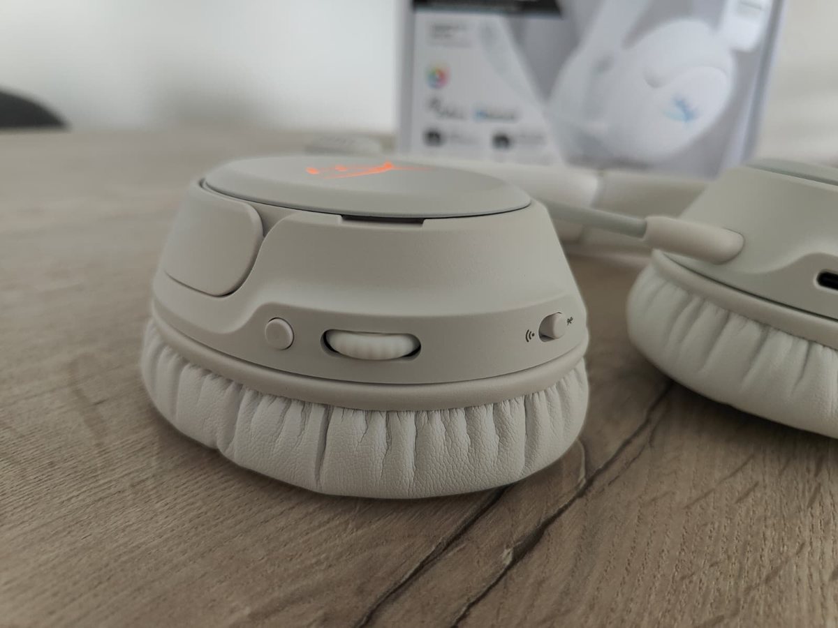 Oorschelp van de HyperX Cloud Flight 2 met de knoppen en het volumewiel