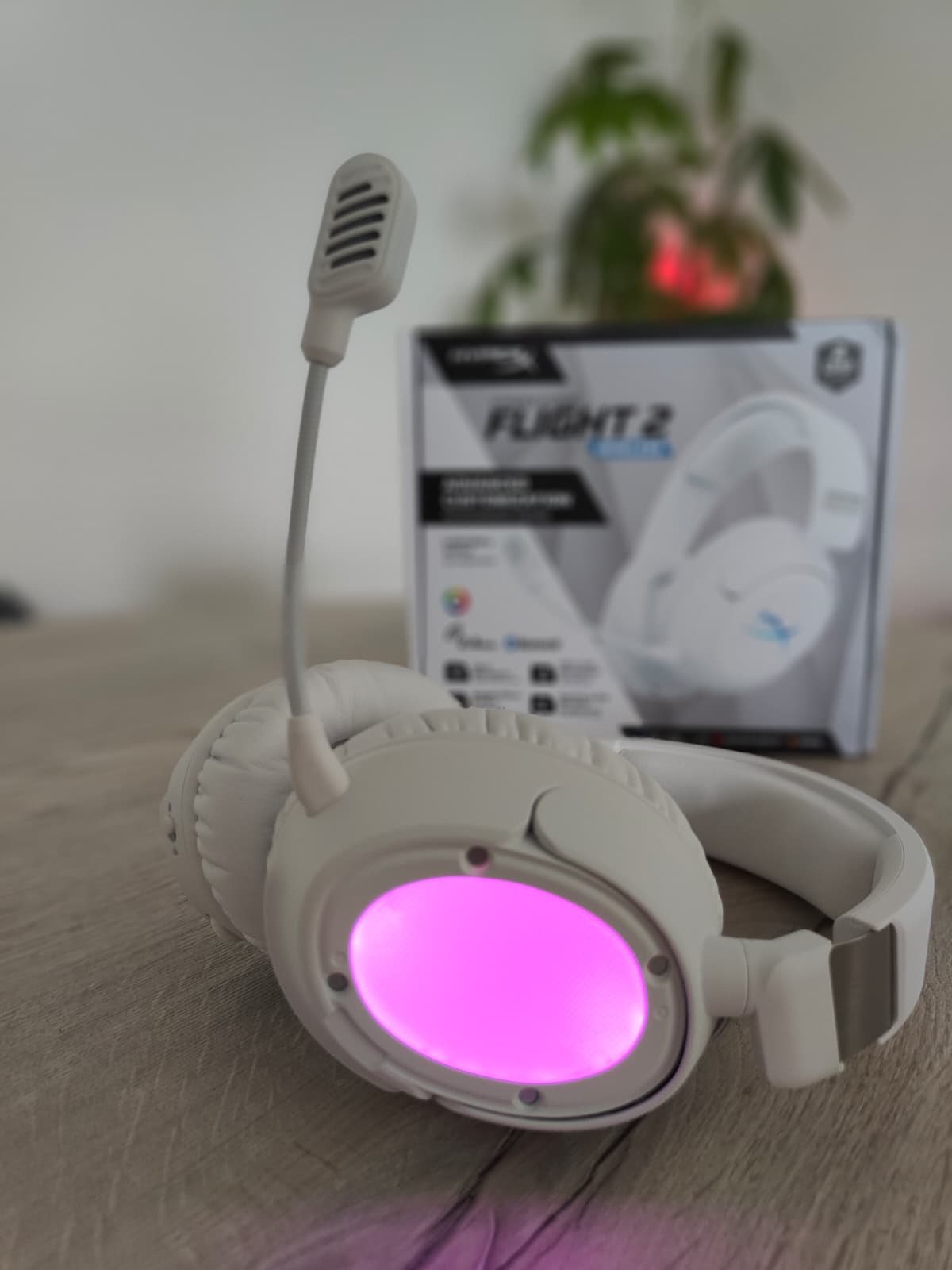 Witte HyperX Cloud Flight 2 met de plaat eraf, felroze verlichting en de losse microfoon erop