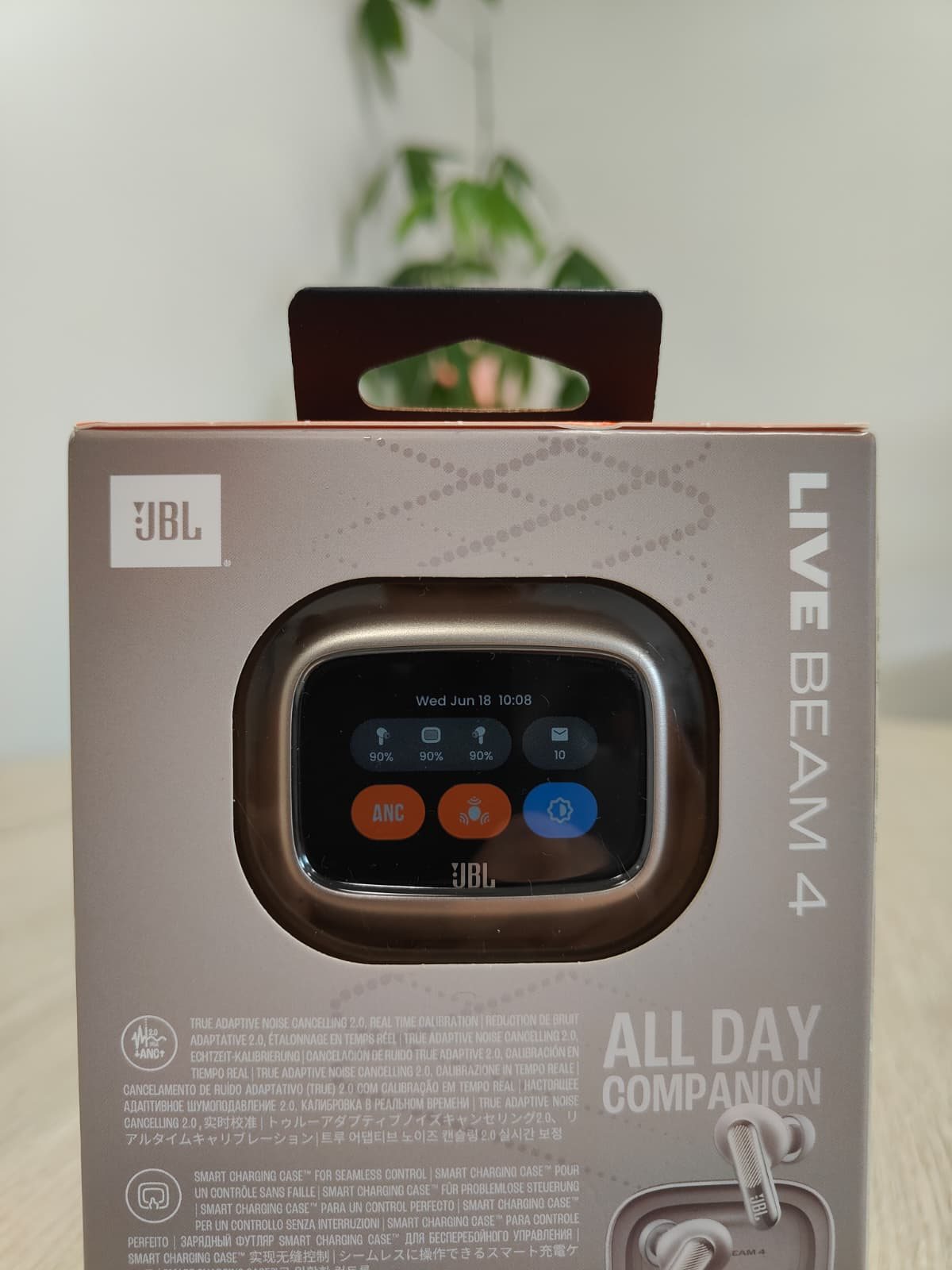 Voorkant van de doos van de JBL Live Beam 4 met een afbeelding van de case en het scherm