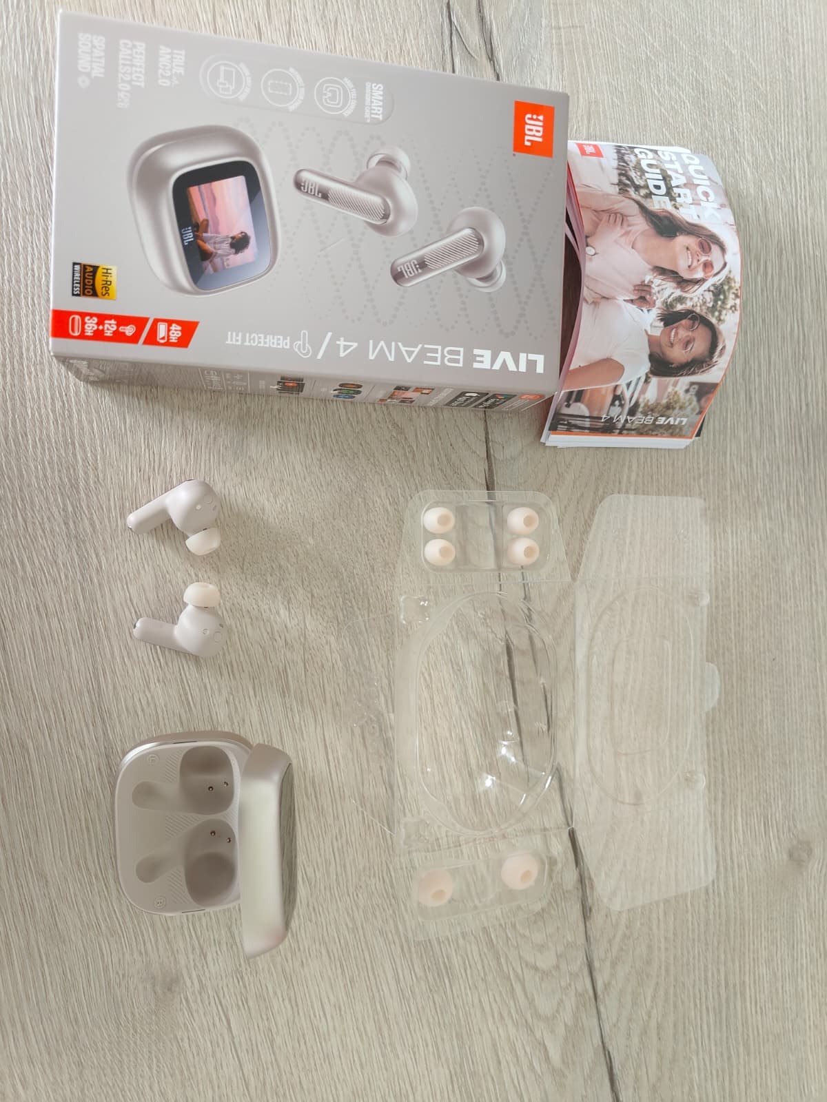 Inhoud van de doos: de JBL Live Beam 4 dopjes, de oplaadcase en de oortips in vier maten