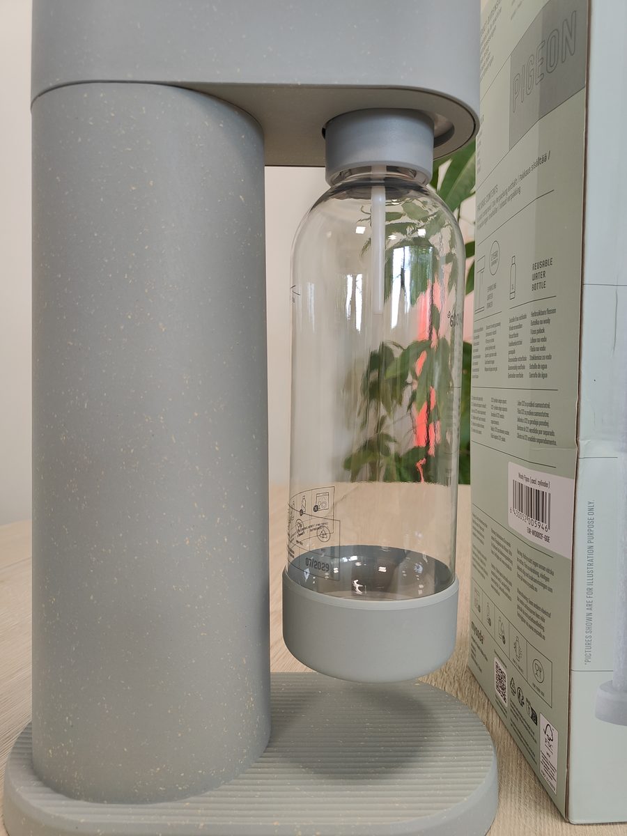 Close-up van de houtvezels in de behuizing van de Mysoda Woody en de PET-fles
