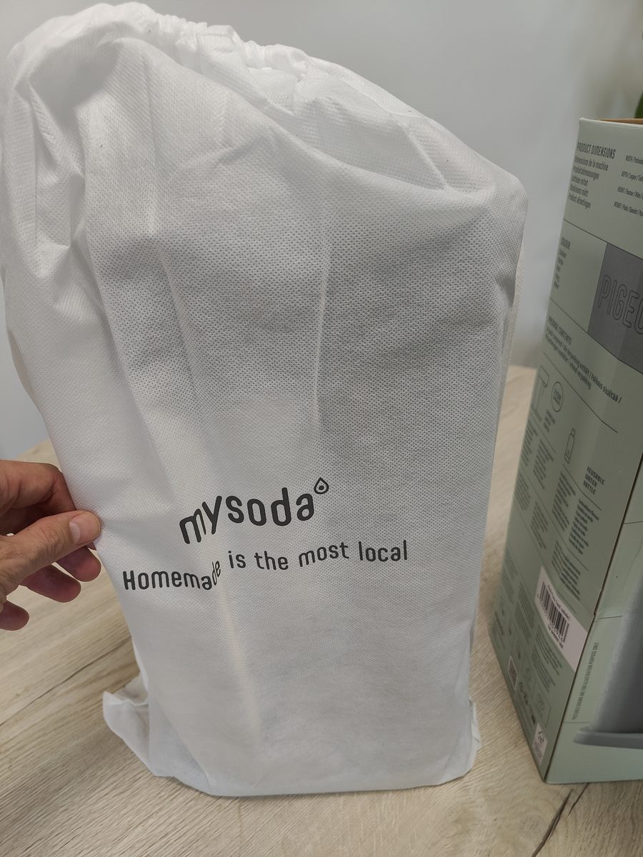 Mysoda Woody verpakt in een witte stoffen zak