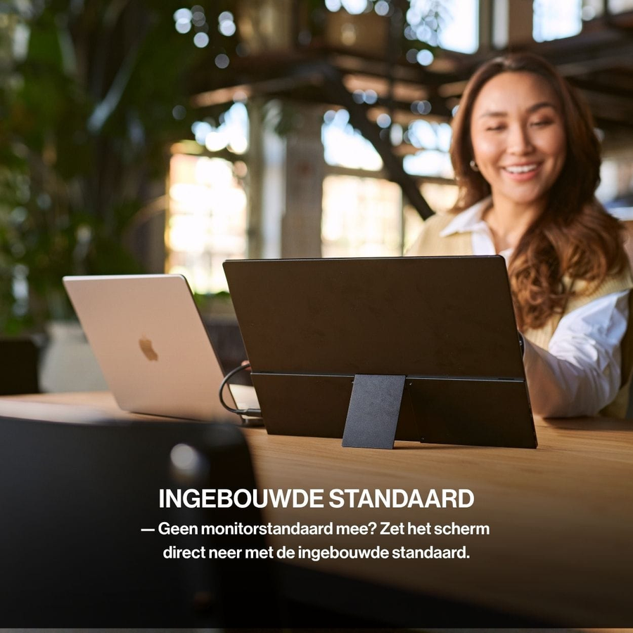 OneSight 1200p met de standaard boven een laptop