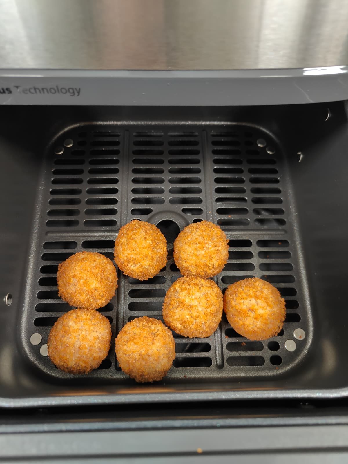 Bitterballen met een krokant jasje in de grote mand van de Philips Airfryer 5000