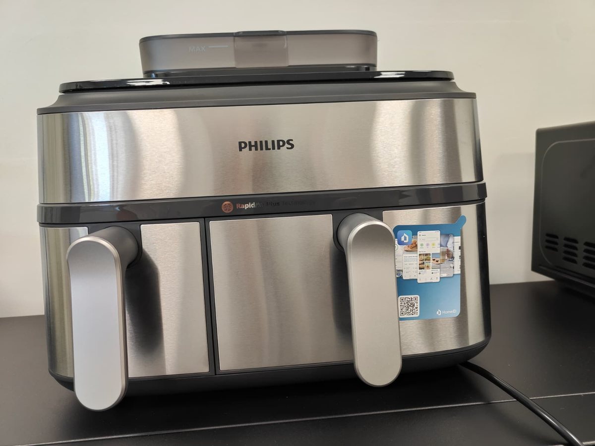 Voorkant van de Philips Airfryer 5000 Dual Basket in RVS met de twee lades en het waterreservoir bovenop