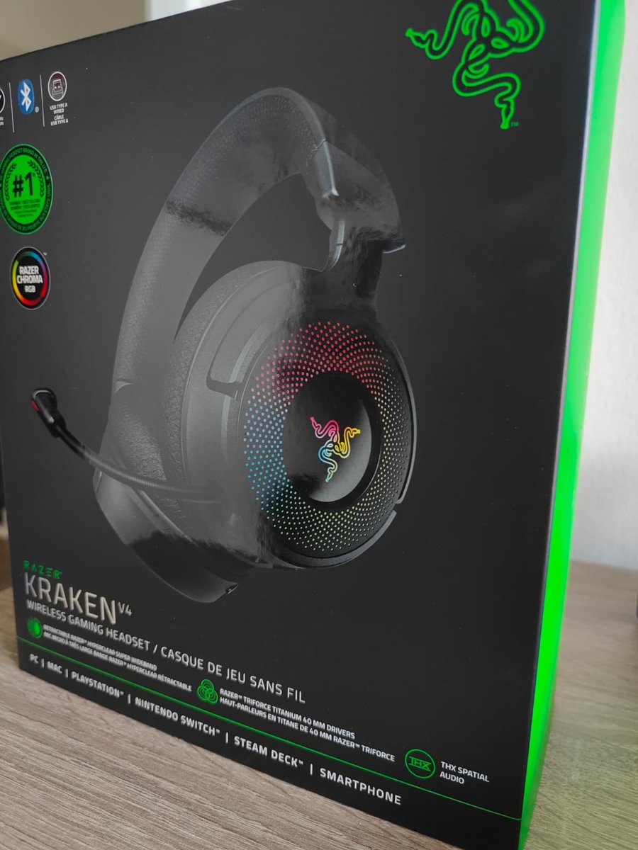 Buitendoos van de Razer Kraken V4 met de lijst van ondersteunde platforms