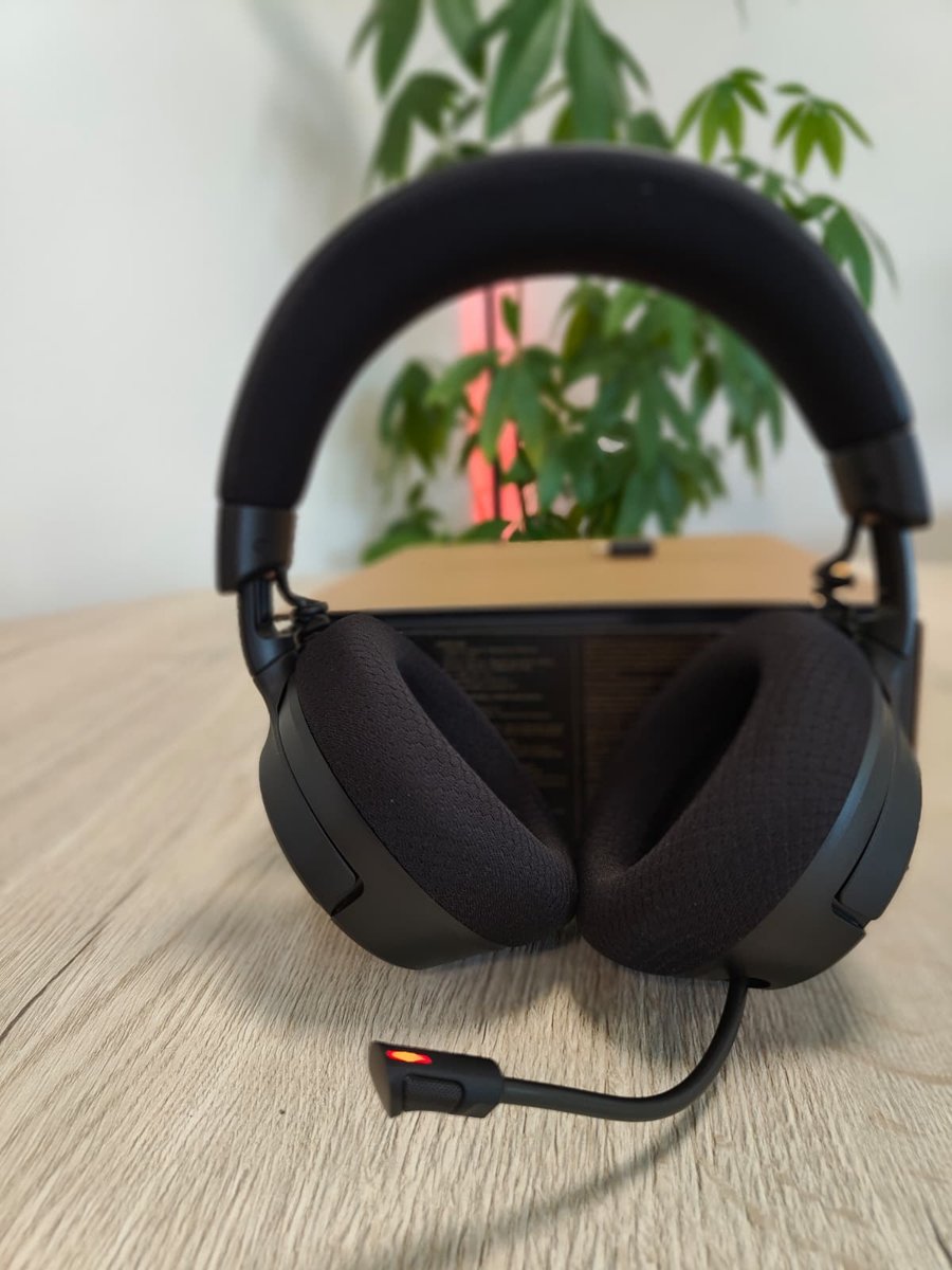 Uitgetrokken microfoon van de Razer Kraken V4 met het rode lampje aan het uiteinde