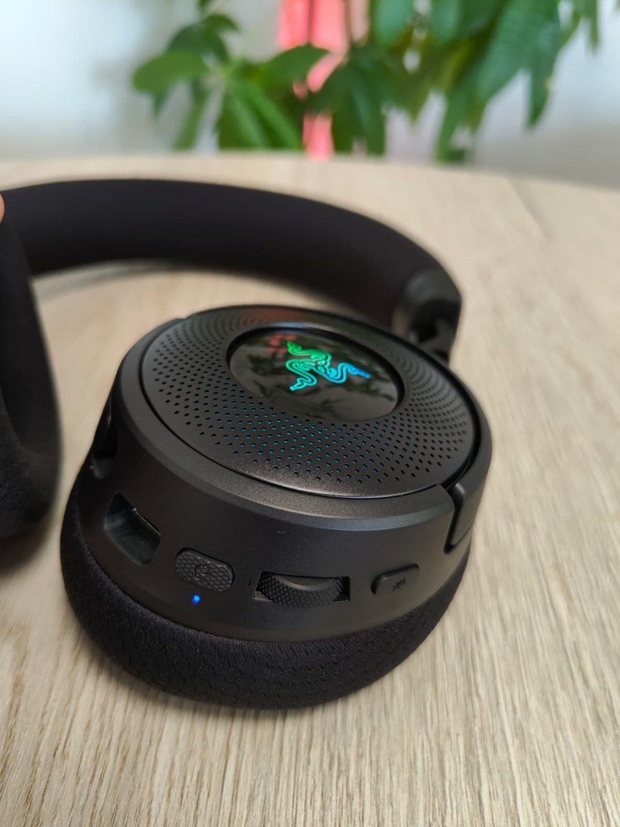 Linker oorschelp van de Razer Kraken V4 met volumewiel, mute-knop en status-lampje