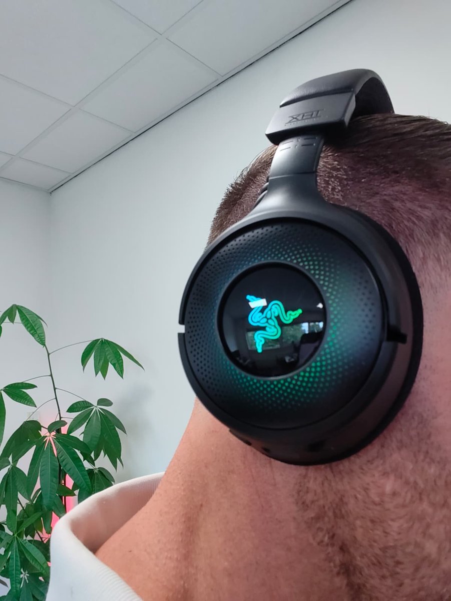 Razer Kraken V4 op het hoofd, met groene verlichting op de oorschelp