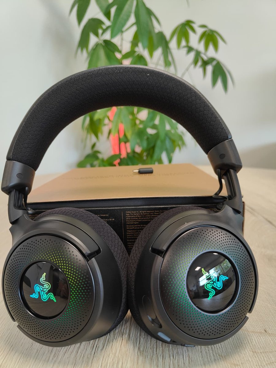 Voorkant van de Razer Kraken V4 met groen verlichte oorschelpen en het Razer-logo