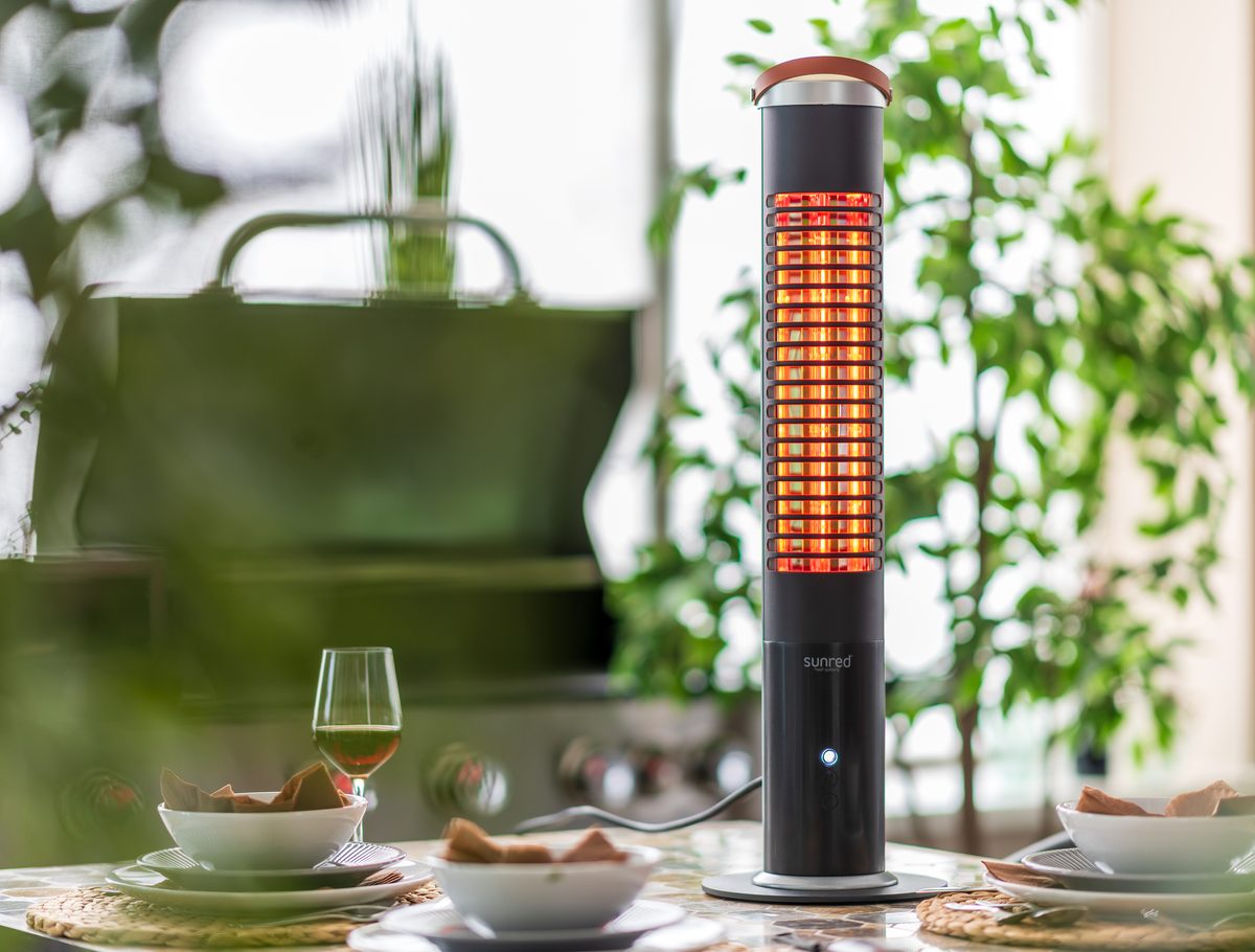 De Apollo Ultra SMART op een gedekte tuintafel