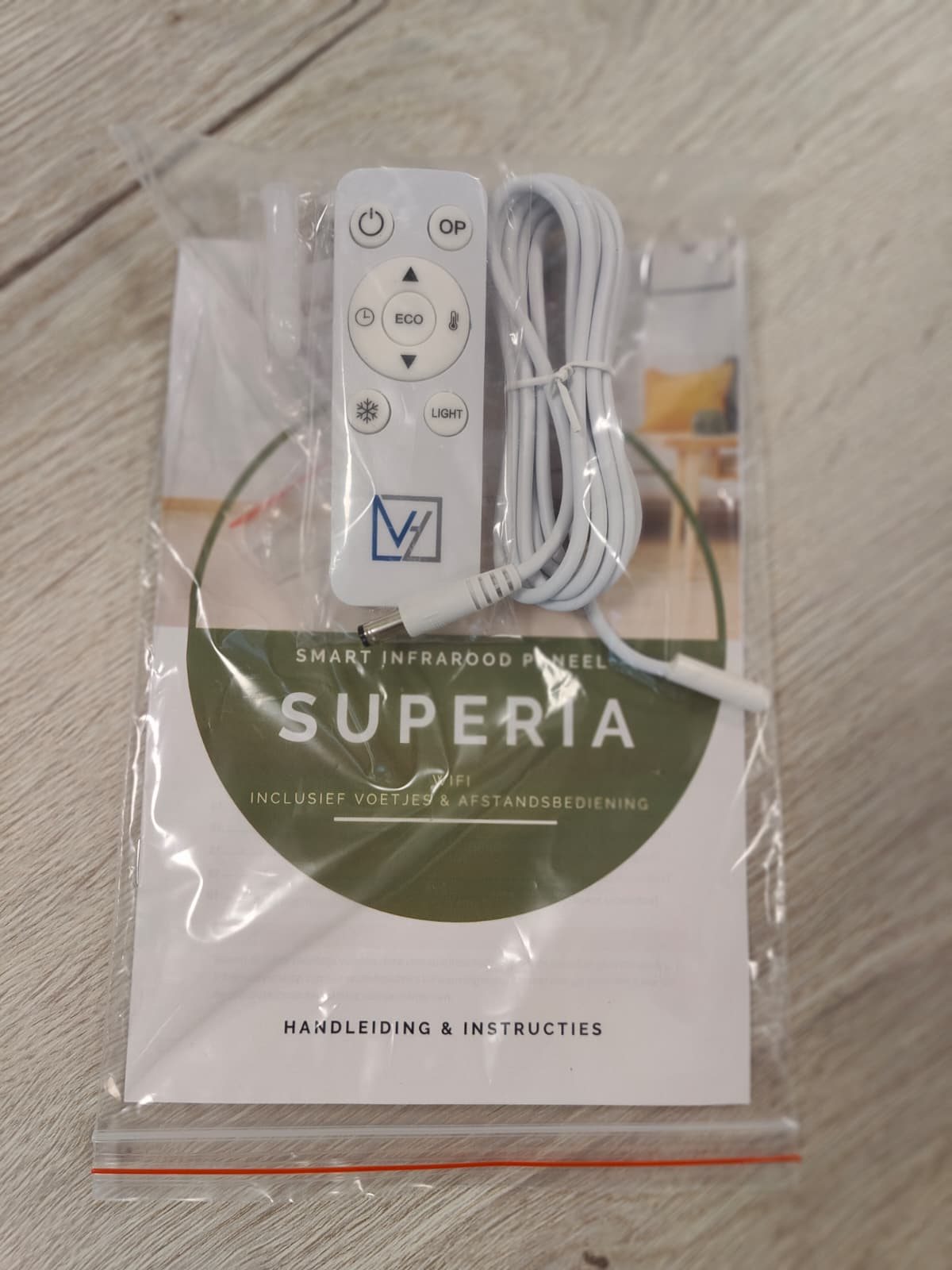 Afstandsbediening, losse temperatuursensor met snoer en de handleiding van de VH Superia