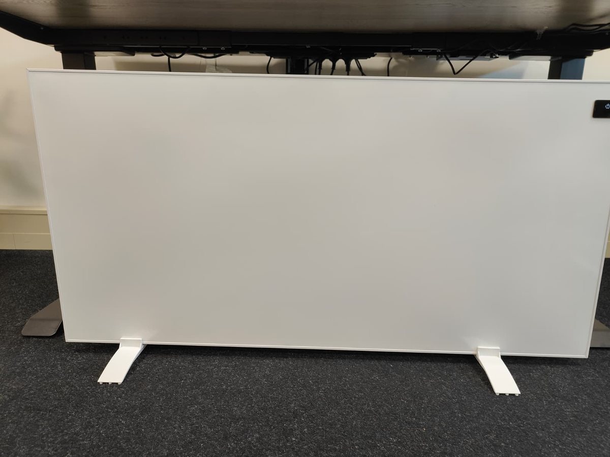 VH Superia V3 infraroodpaneel op de voetjes onder een bureau