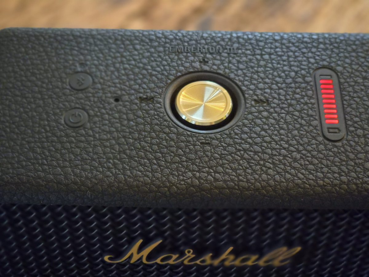 Accu-indicator met tien rode streepjes op de Marshall Emberton III