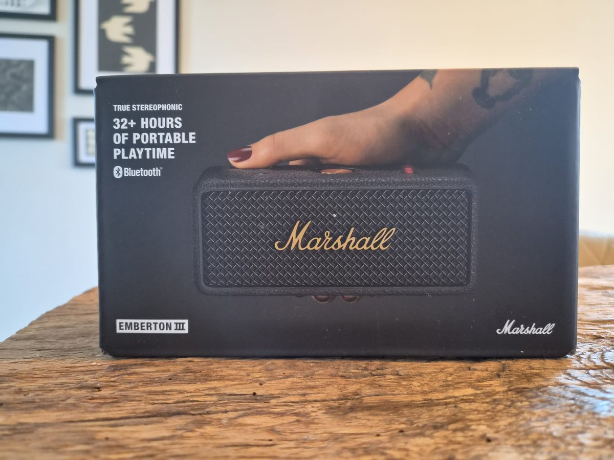 Doos van de Marshall Emberton III op een houten tafel