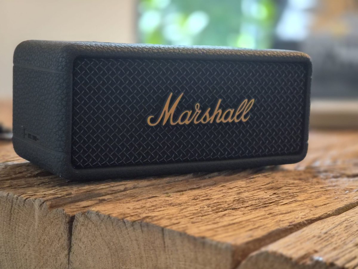 Marshall Emberton III schuin van voren op een houten tafel