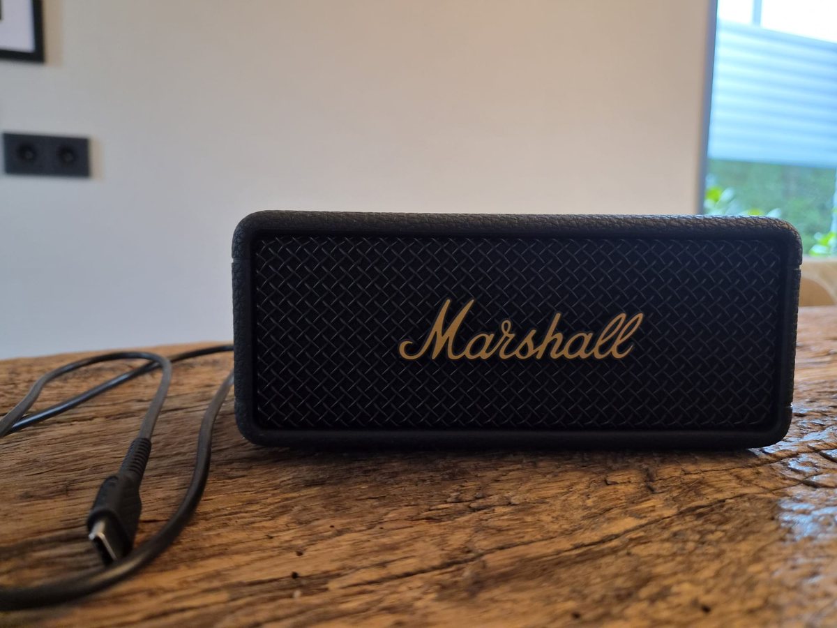 Marshall Emberton III van voren met de USB-C-kabel
