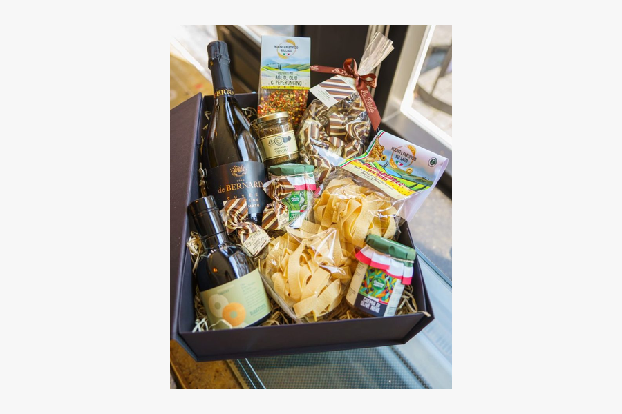 The Foodystore luxe kerstpakket met olijfolie, prosecco en truffeltapenade